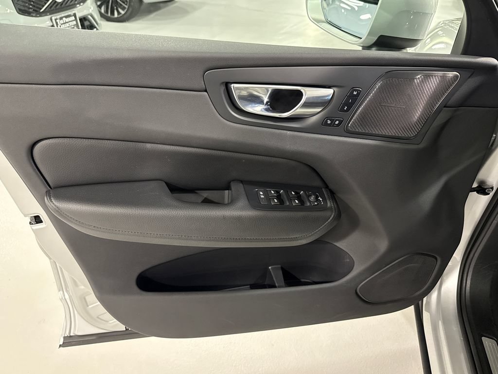 Used 2021 Volvo XC60 T5 Momentum w/ Advanced Package AWD/4WD image 9