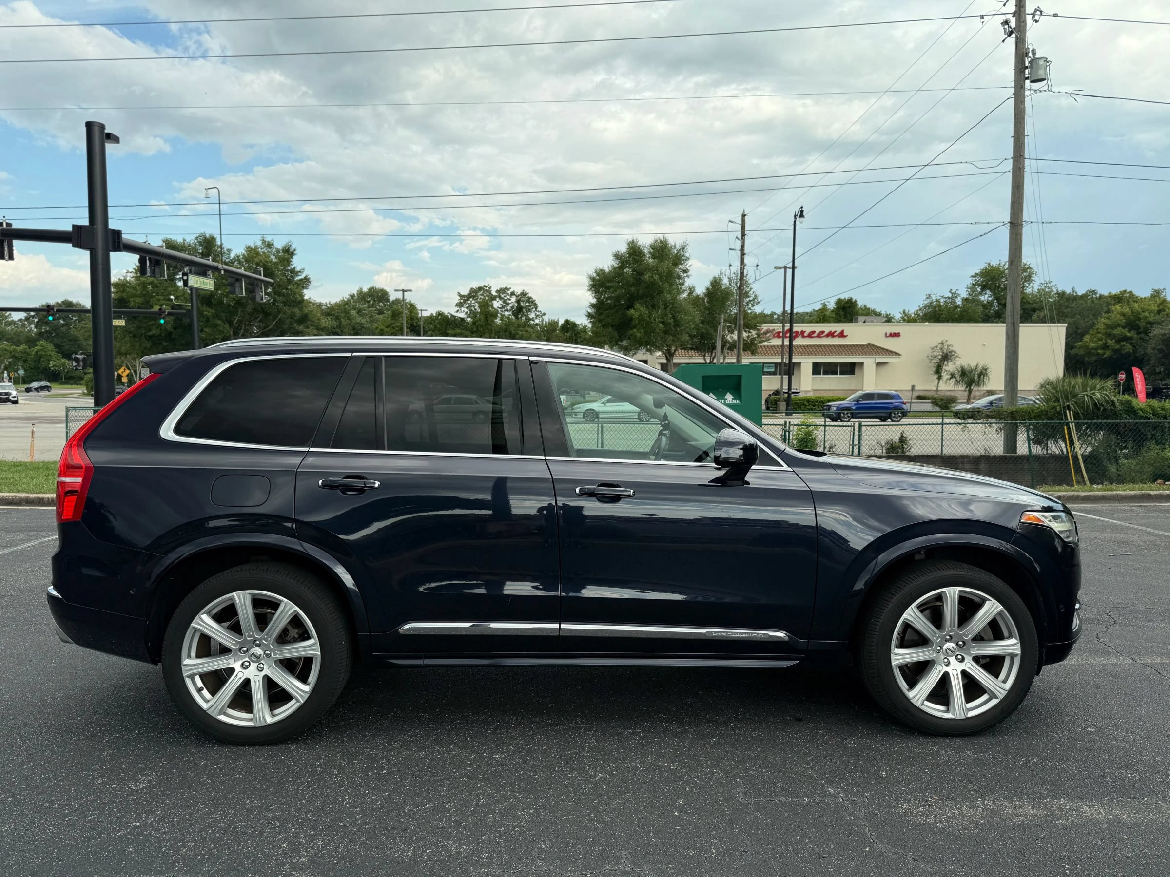 Used 2017 Volvo XC90 T8 Inscription w/ Vision Package AWD/4WD image 4