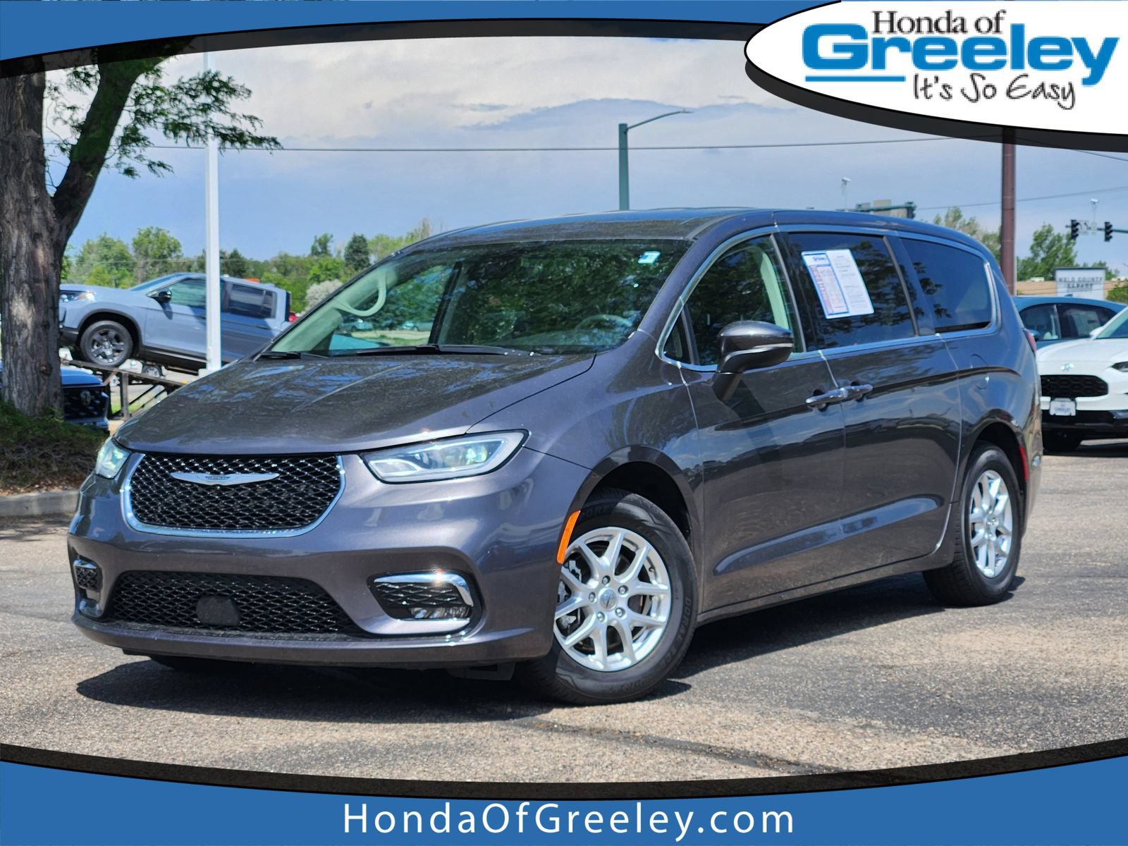 Used 2023 Chrysler Pacifica Touring-L FWD image 1