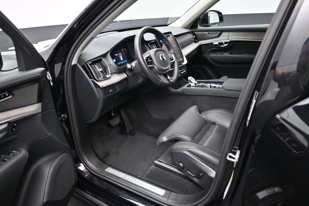 Used 2025 Volvo XC90 B5 Ultra AWD/4WD image 9