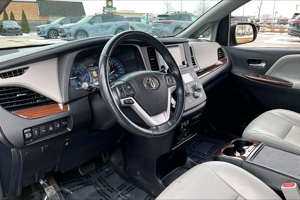 Used 2017 Toyota Sienna Limited Premium image 16