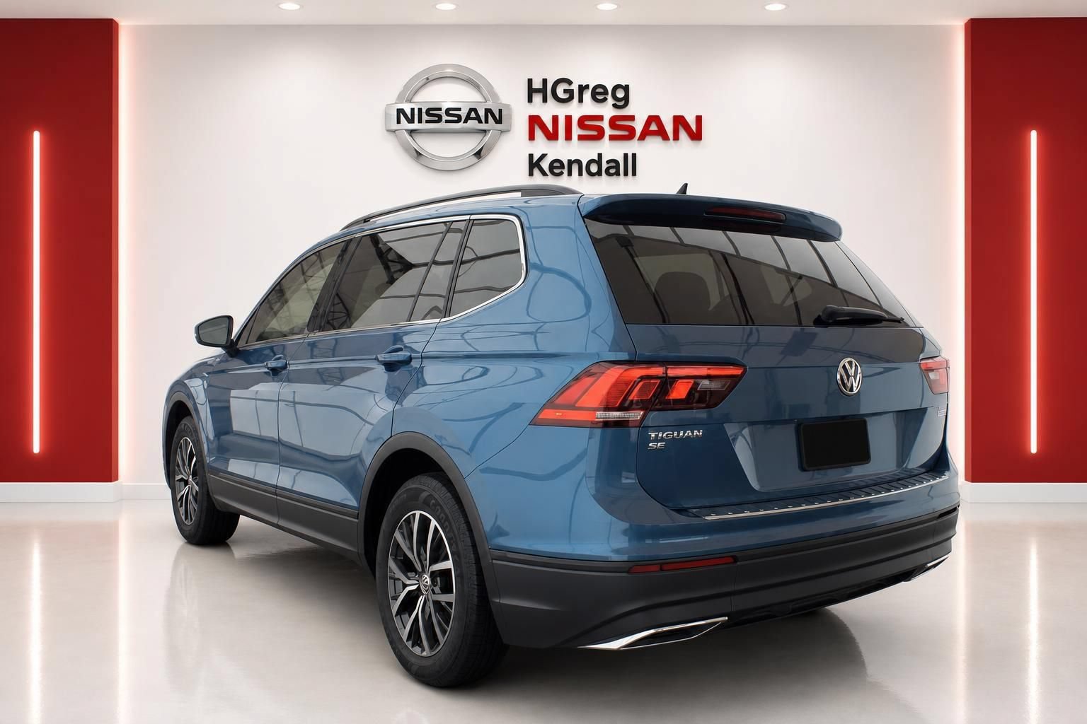 Used 2019 Volkswagen Tiguan SE w/ Panoramic Sunroof Package AWD/4WD image 2