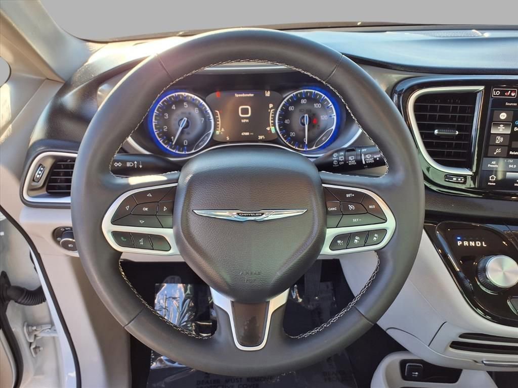 Certified 2024 Chrysler Pacifica Touring-L image 12