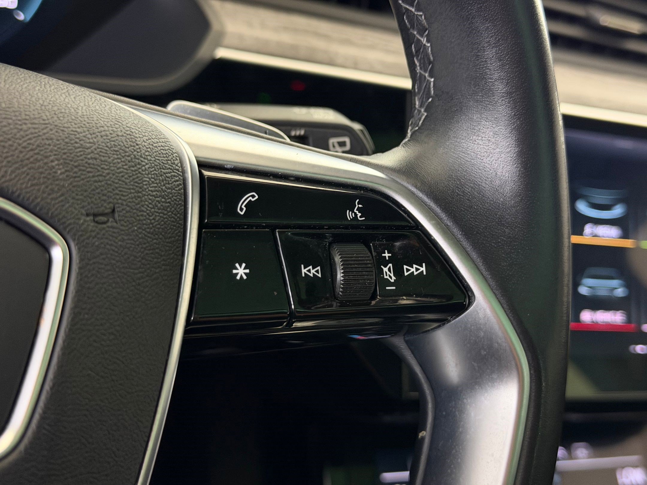 Used 2022 Audi e-tron Premium w/ Convenience Plus Package image 28