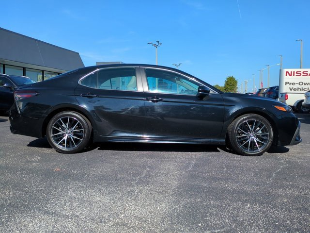 Used 2023 Toyota Camry SE image 3