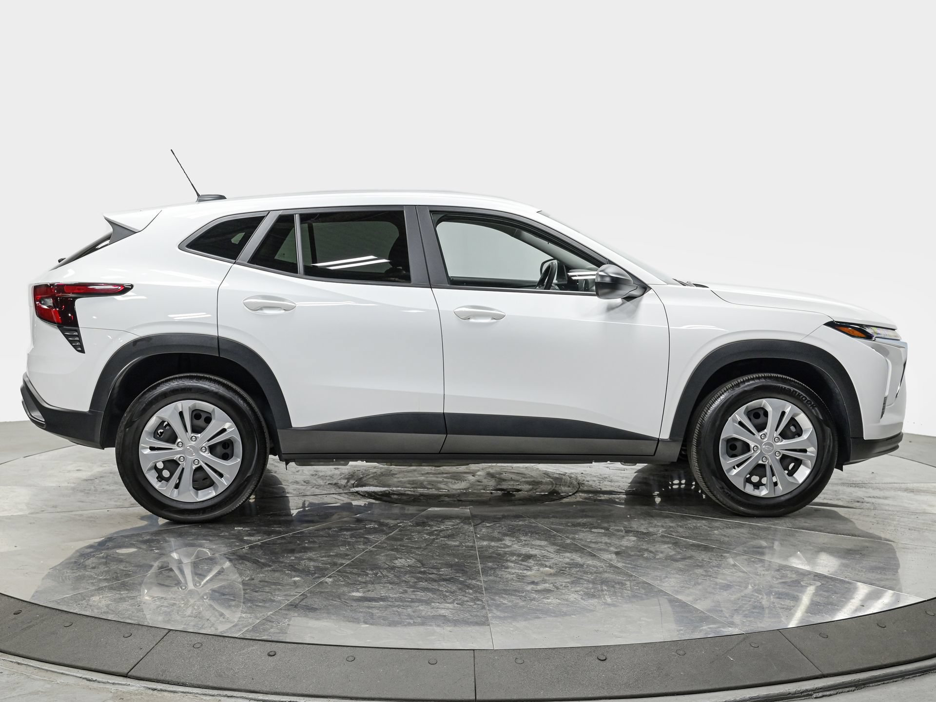 Used 2025 Chevrolet Trax LS FWD image 8