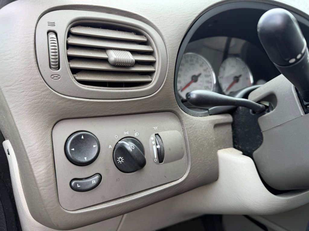 Used 2007 Chrysler Town & Country Limited FWD image 18