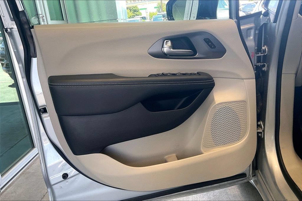 Used 2024 Chrysler Pacifica Touring-L FWD image 21