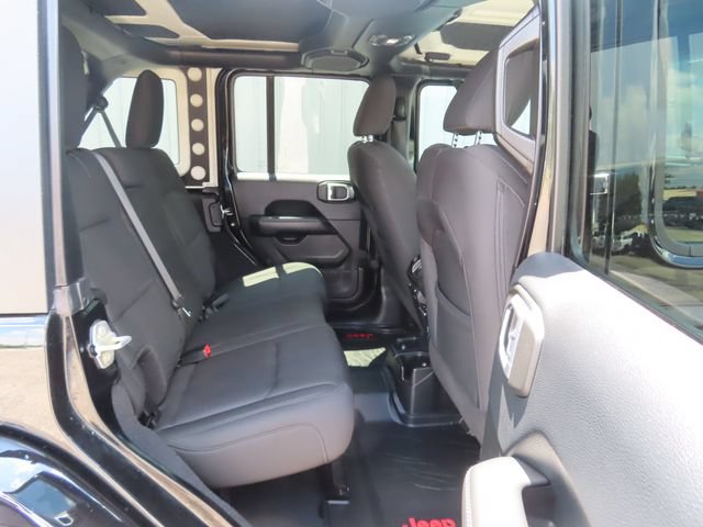 Used 2018 Jeep Wrangler Unlimited Sahara w/ Dual Top Group AWD/4WD image 28
