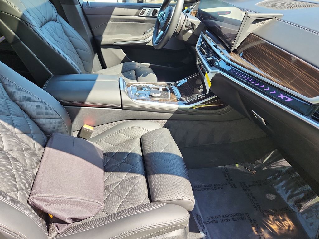 Used 2025 BMW X7 xDrive40i w/ M Sport Package AWD/4WD image 3