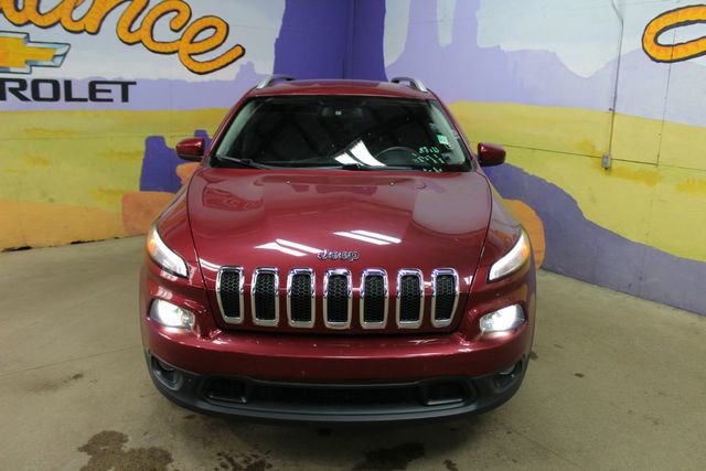Used 2017 Jeep Cherokee Latitude w/ Cold Weather Group AWD/4WD image 3