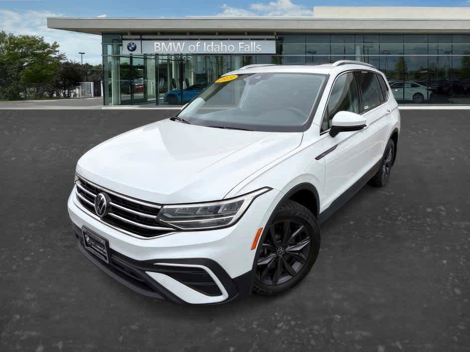 Used 2023 Volkswagen Tiguan SE w/ Panoramic Sunroof Package AWD/4WD image 3