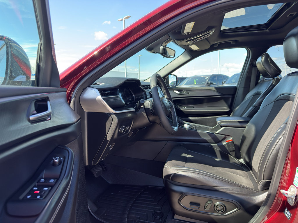 Used 2023 Jeep Grand Cherokee L Laredo AWD/4WD image 11