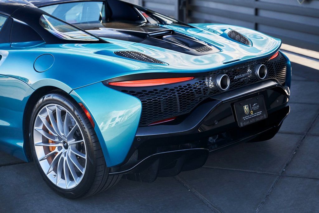 Used 2025 McLaren Artura Spider image 9