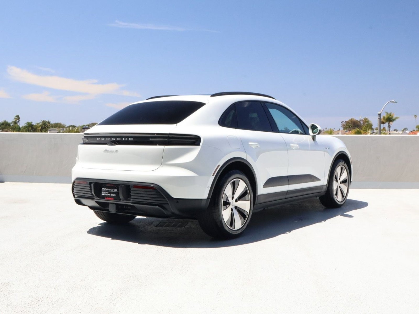 Certified 2025 Porsche Macan 4 Electric AWD/4WD image 9