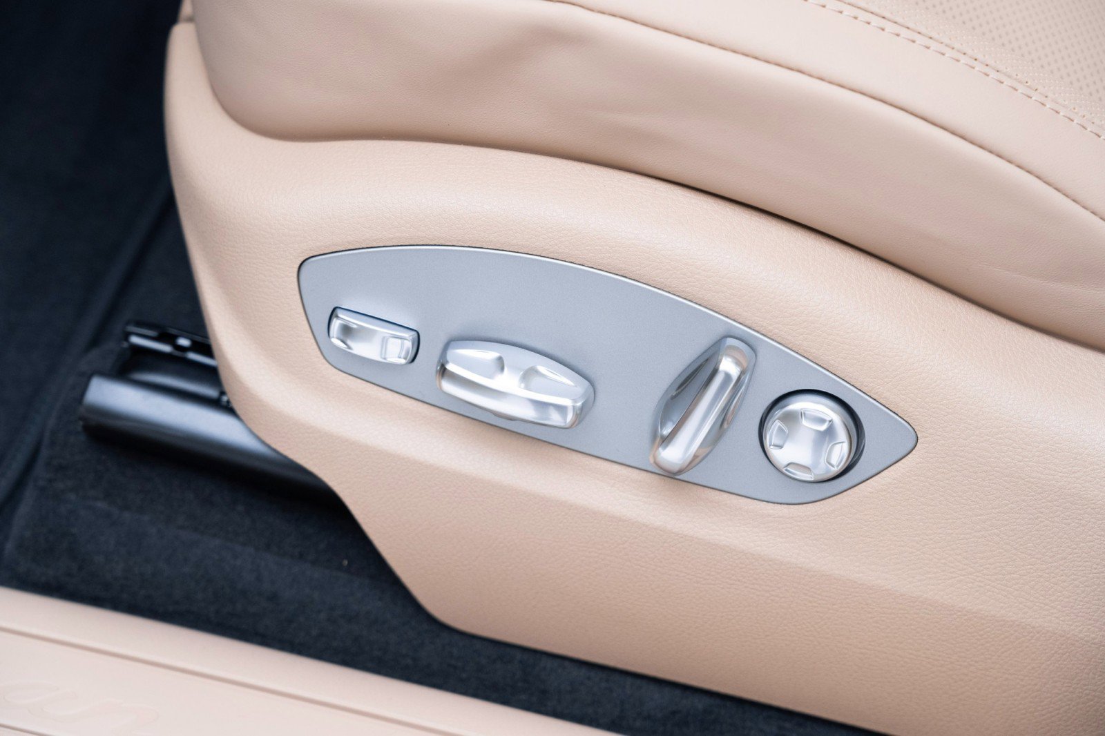 New 2025 Porsche Macan image 15