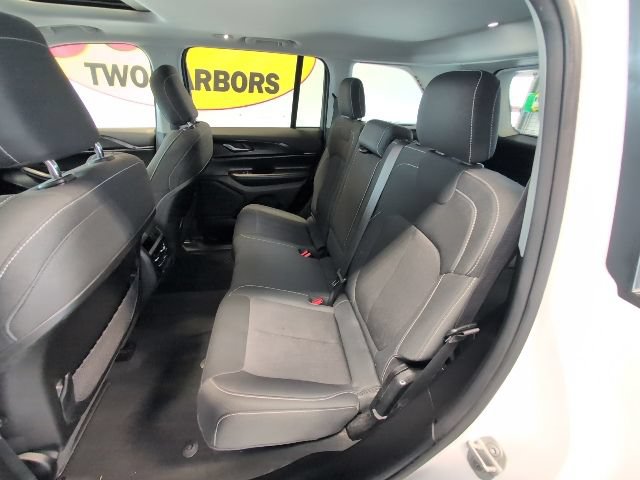 Used 2023 Jeep Grand Cherokee Laredo AWD/4WD image 24