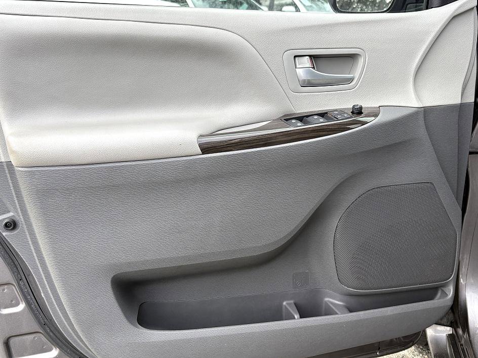 Used 2016 Toyota Sienna XLE image 19