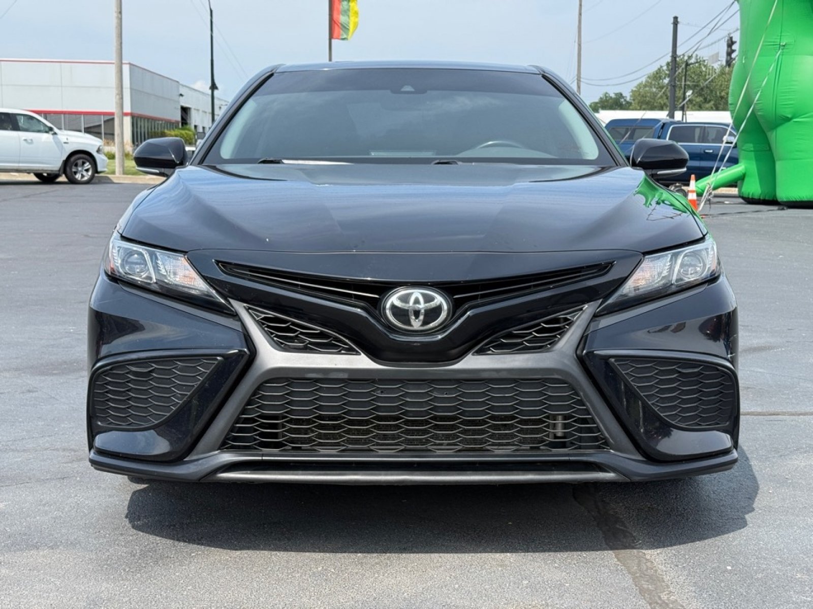 Used 2022 Toyota Camry SE w/ Convenience Package FWD image 3