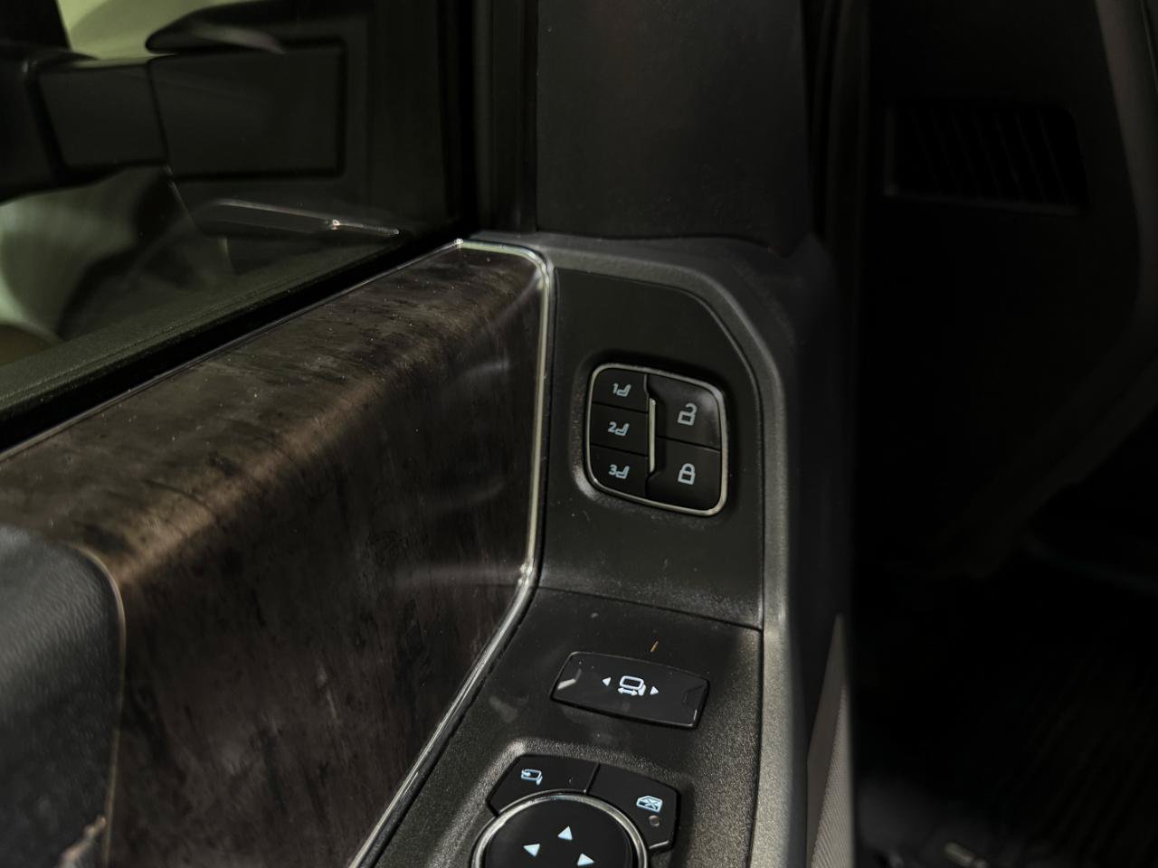 Used 2023 Ford F350 Lariat w/ Lariat Ultimate Package AWD/4WD image 31
