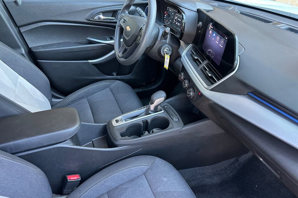 Used 2024 Chevrolet Trax LS w/ LS Convenience Package FWD image 16