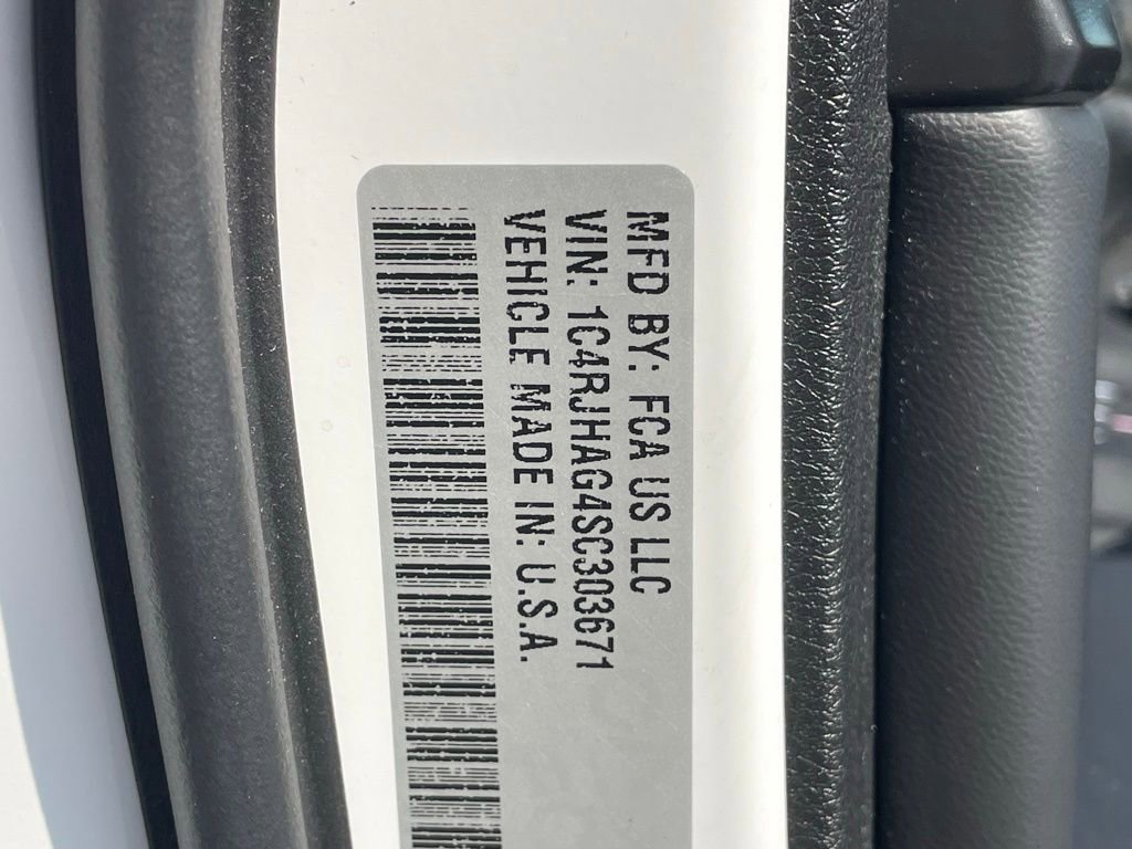 Used 2025 Jeep Grand Cherokee Altitude image 36