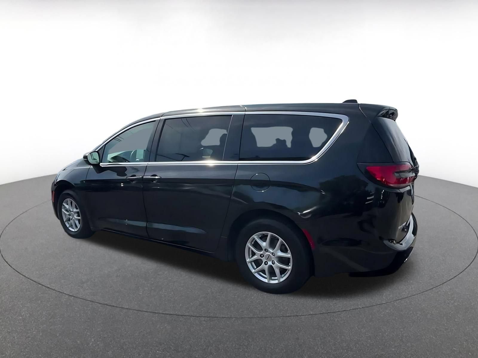 Used 2023 Chrysler Pacifica Touring-L FWD image 9