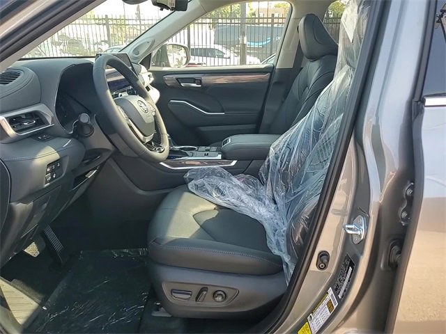 Used 2025 Toyota Highlander Platinum image 12