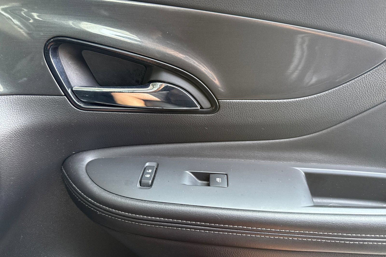 Used 2018 Buick Encore Essence FWD image 20