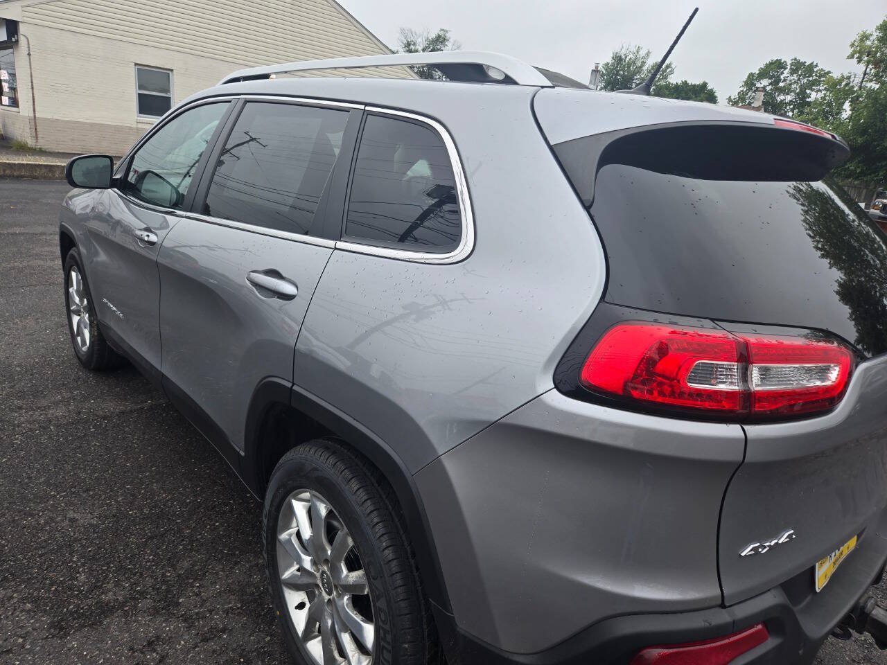 Used 2015 Jeep Cherokee Limited w/ Technology Group AWD/4WD image 8