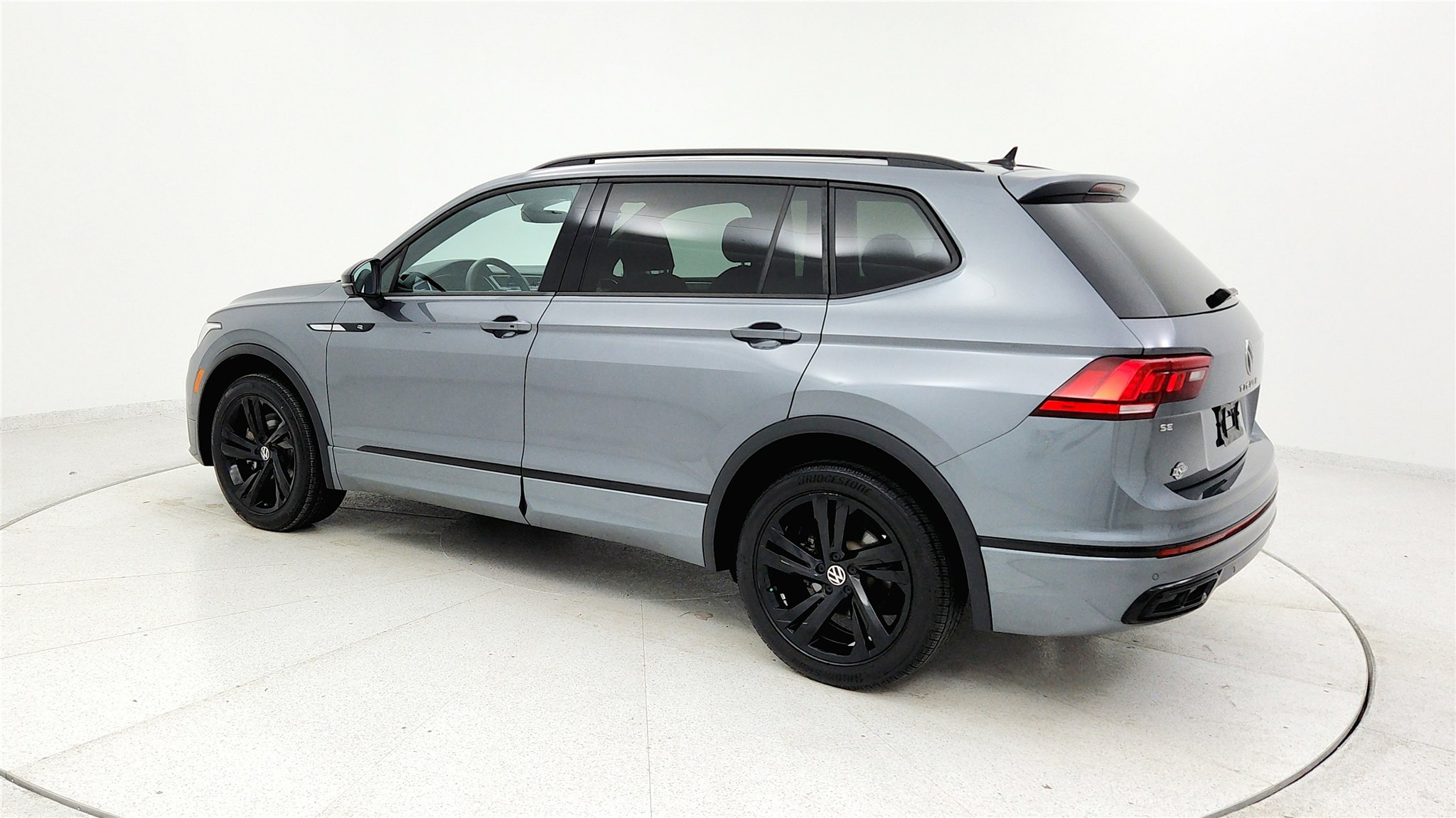 Used 2023 Volkswagen Tiguan SE R-Line image 2