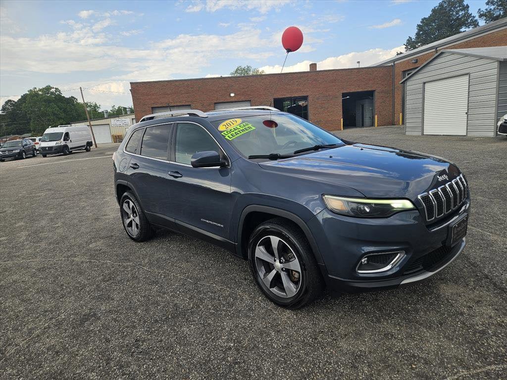 Used 2019 Jeep Cherokee Limited AWD/4WD image 2