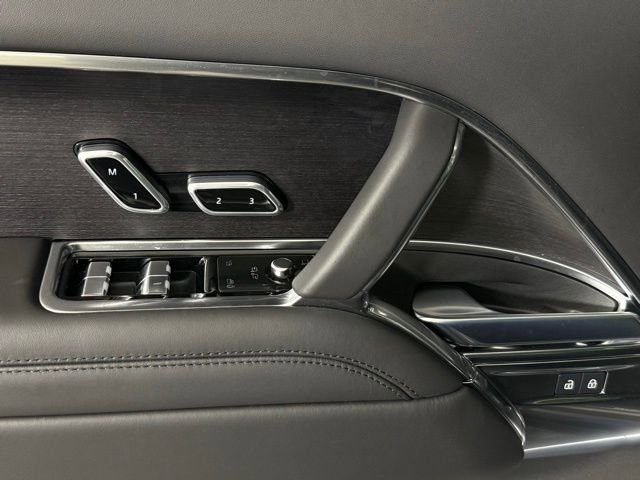New 2025 Land Rover Range Rover SE image 14