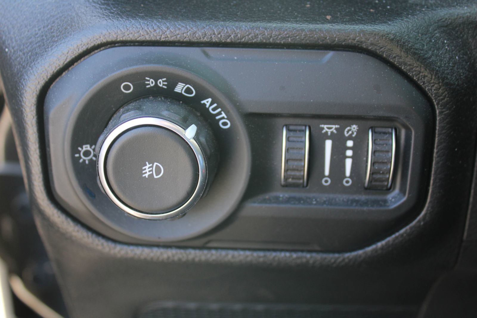 Used 2022 Jeep Wrangler Unlimited Sahara w/ Cold Weather Group image 24