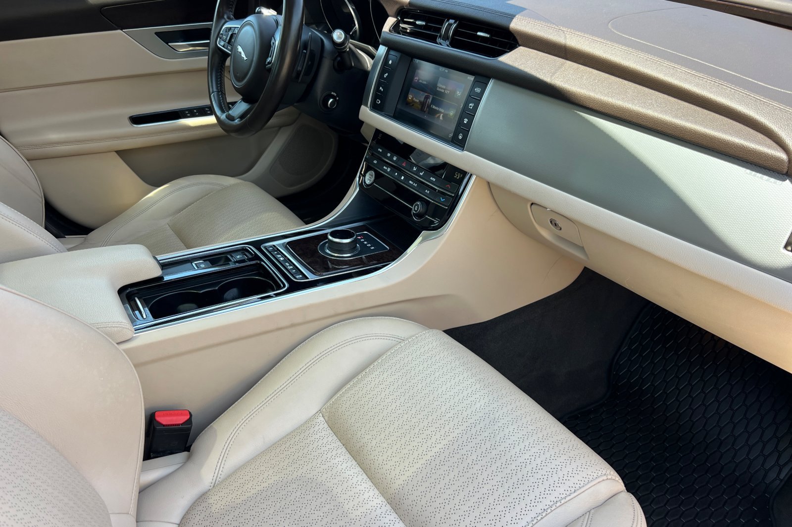 Used 2017 Jaguar XF Prestige RWD image 16