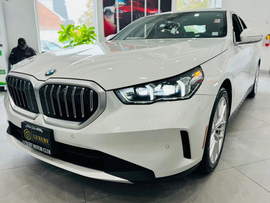 Used 2025 BMW 530i xDrive w/ Premium Package image 3