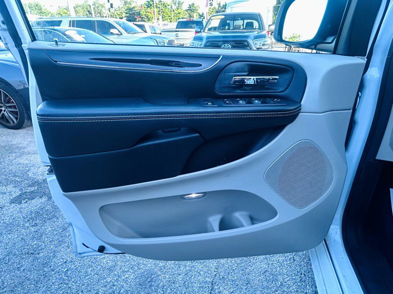 Used 2020 Dodge Grand Caravan SXT image 9