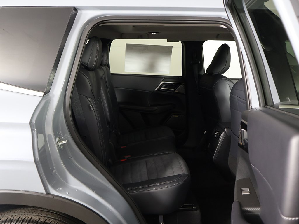 New 2025 Mitsubishi Outlander SE image 35