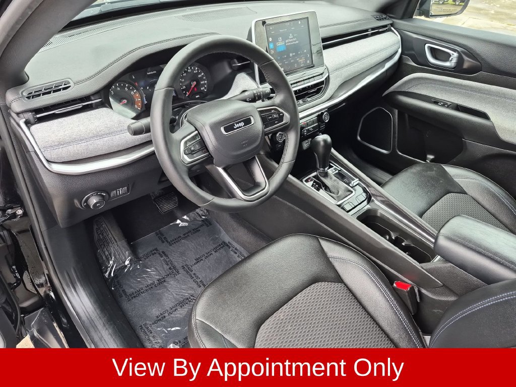 Used 2025 Jeep Compass Latitude AWD/4WD image 12