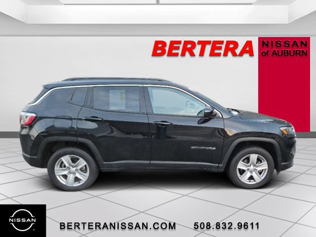 Used 2022 Jeep Compass Latitude w/ Sun and Sound Group AWD/4WD image 2