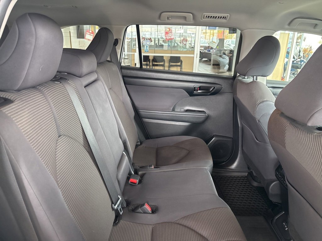Used 2024 Toyota Highlander LE image 30