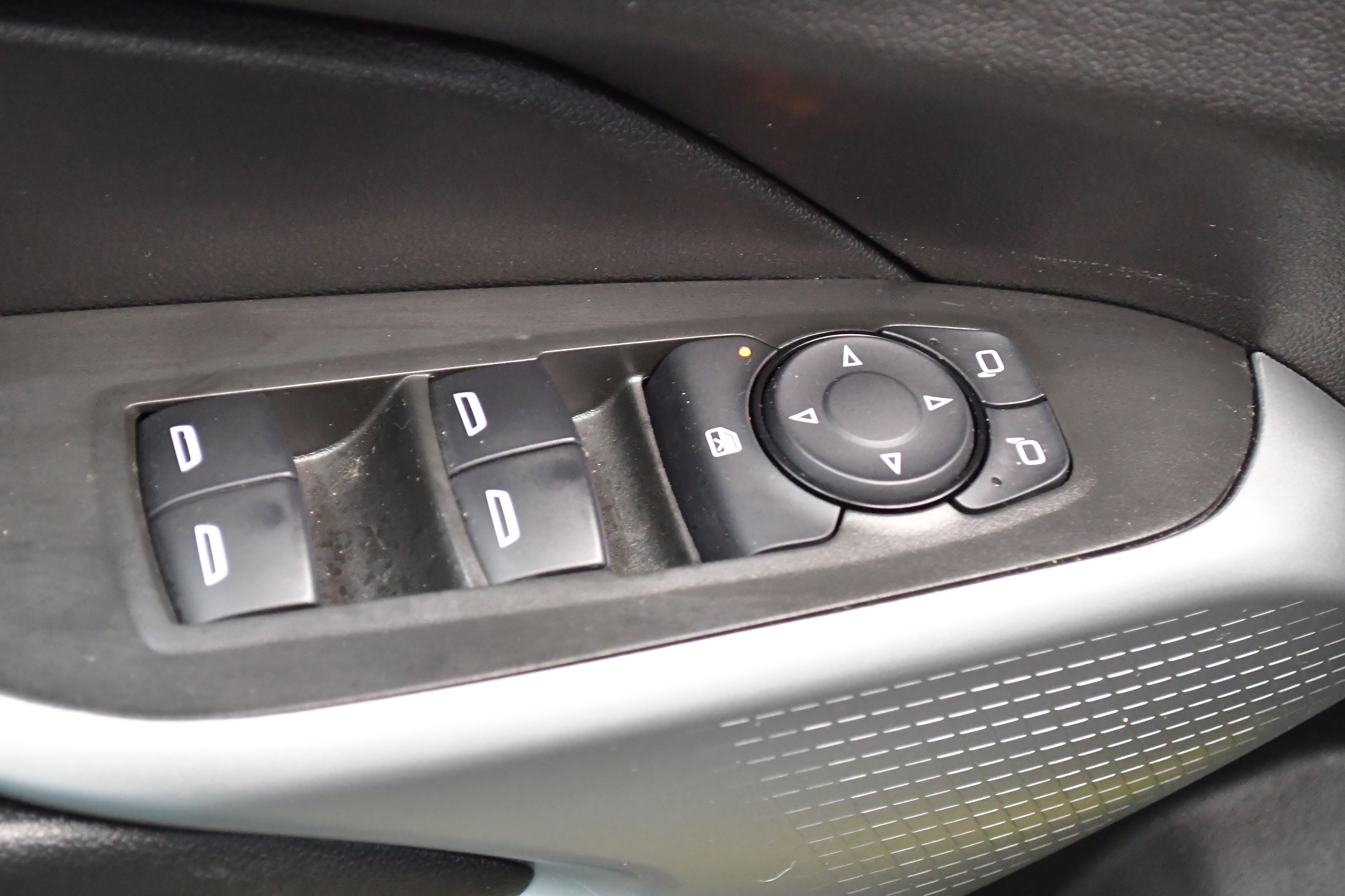Used 2025 Chevrolet Trax RS w/ Driver Confidence Package FWD image 18