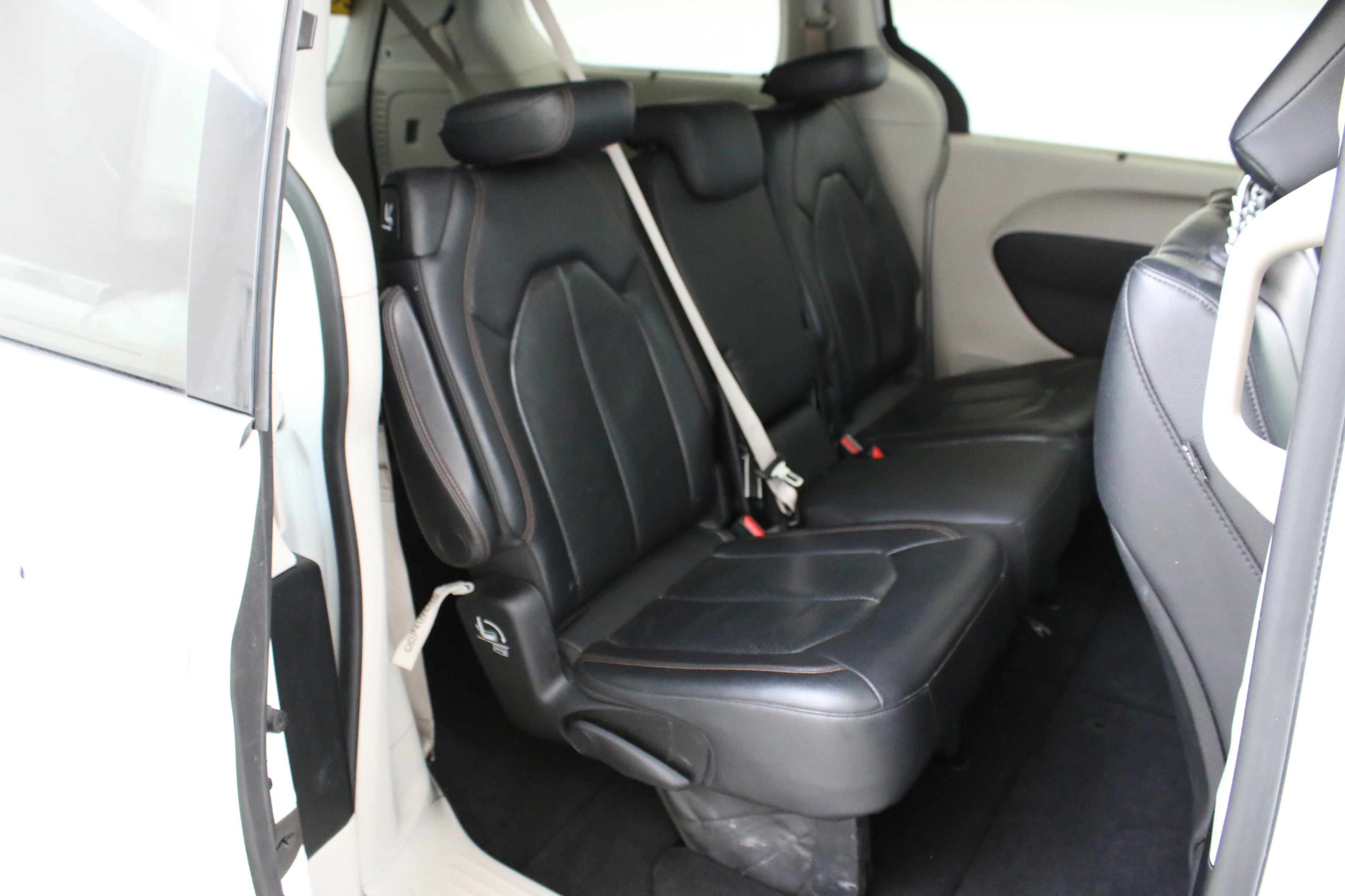 Used 2018 Chrysler Pacifica Touring-L w/ Advanced Safetytec Group FWD image 28