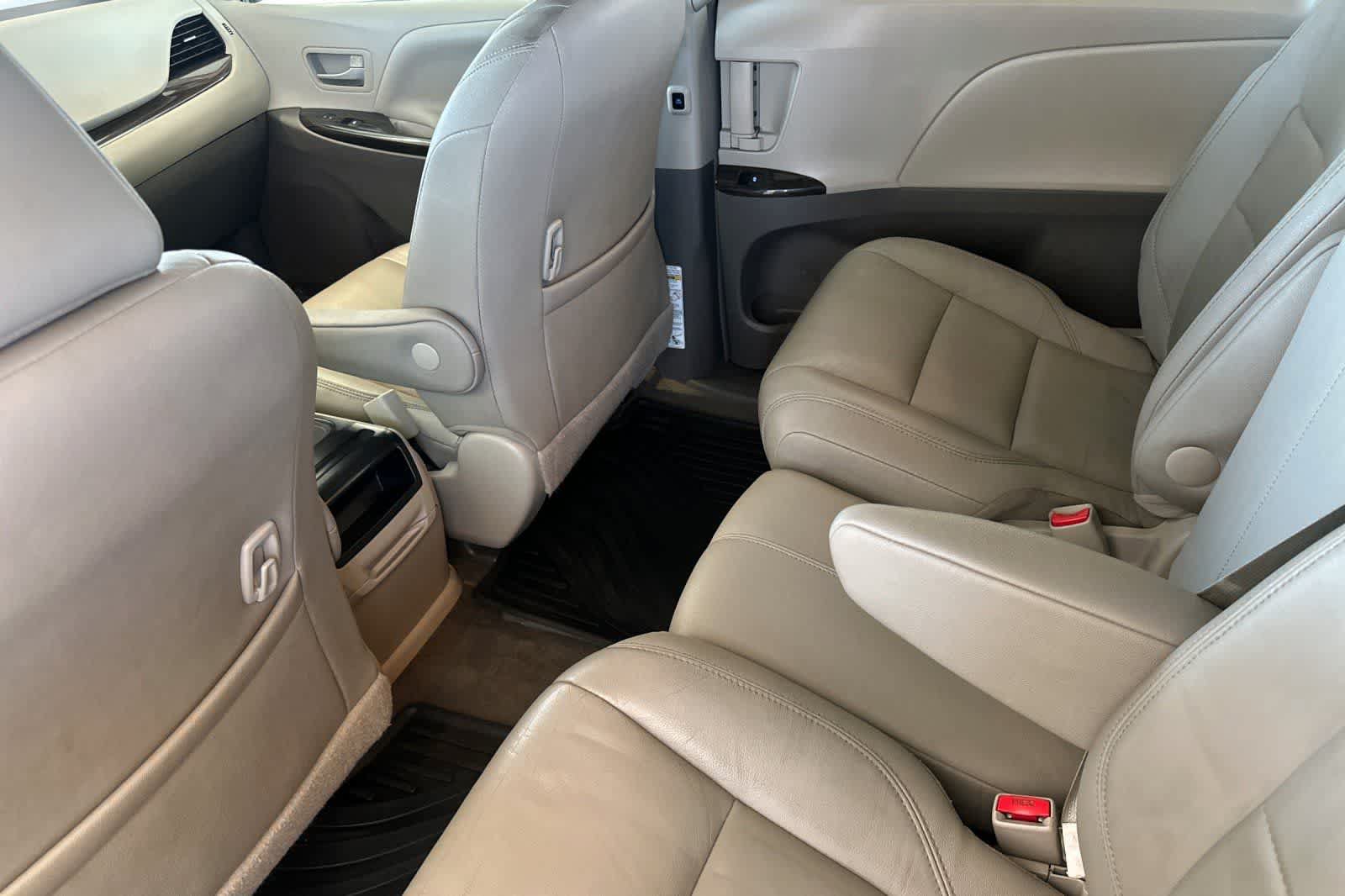 Used 2015 Toyota Sienna XLE FWD image 4