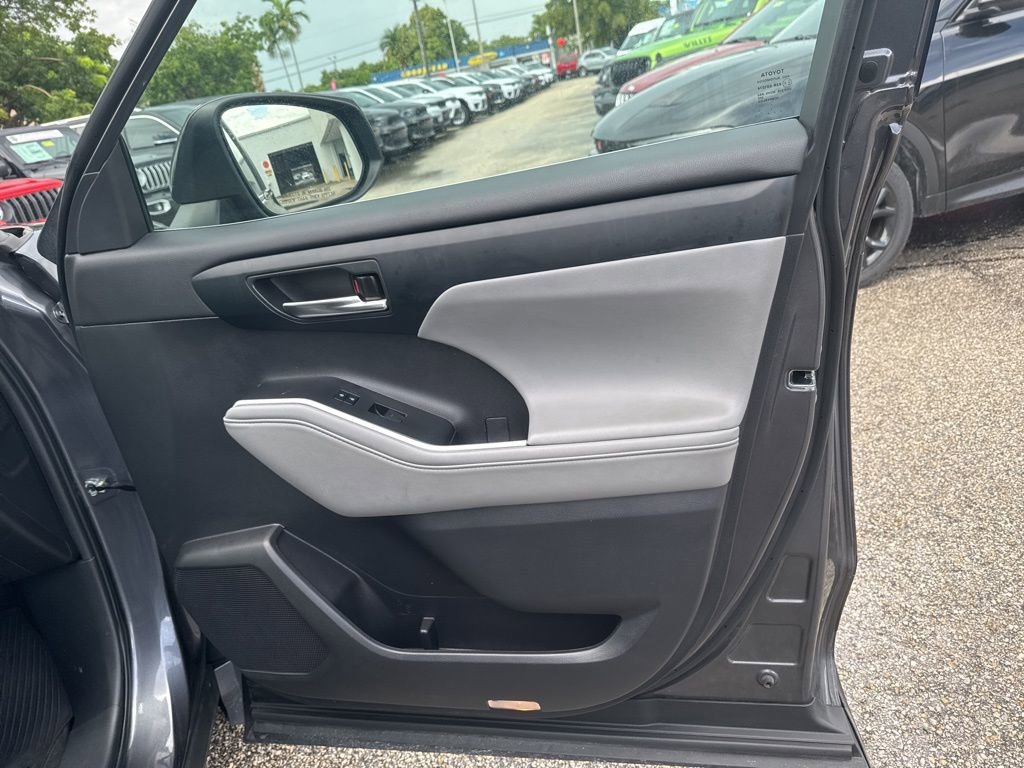 Used 2023 Toyota Highlander L image 18