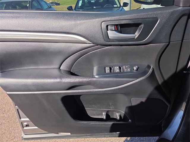 Used 2018 Toyota Highlander SE image 18