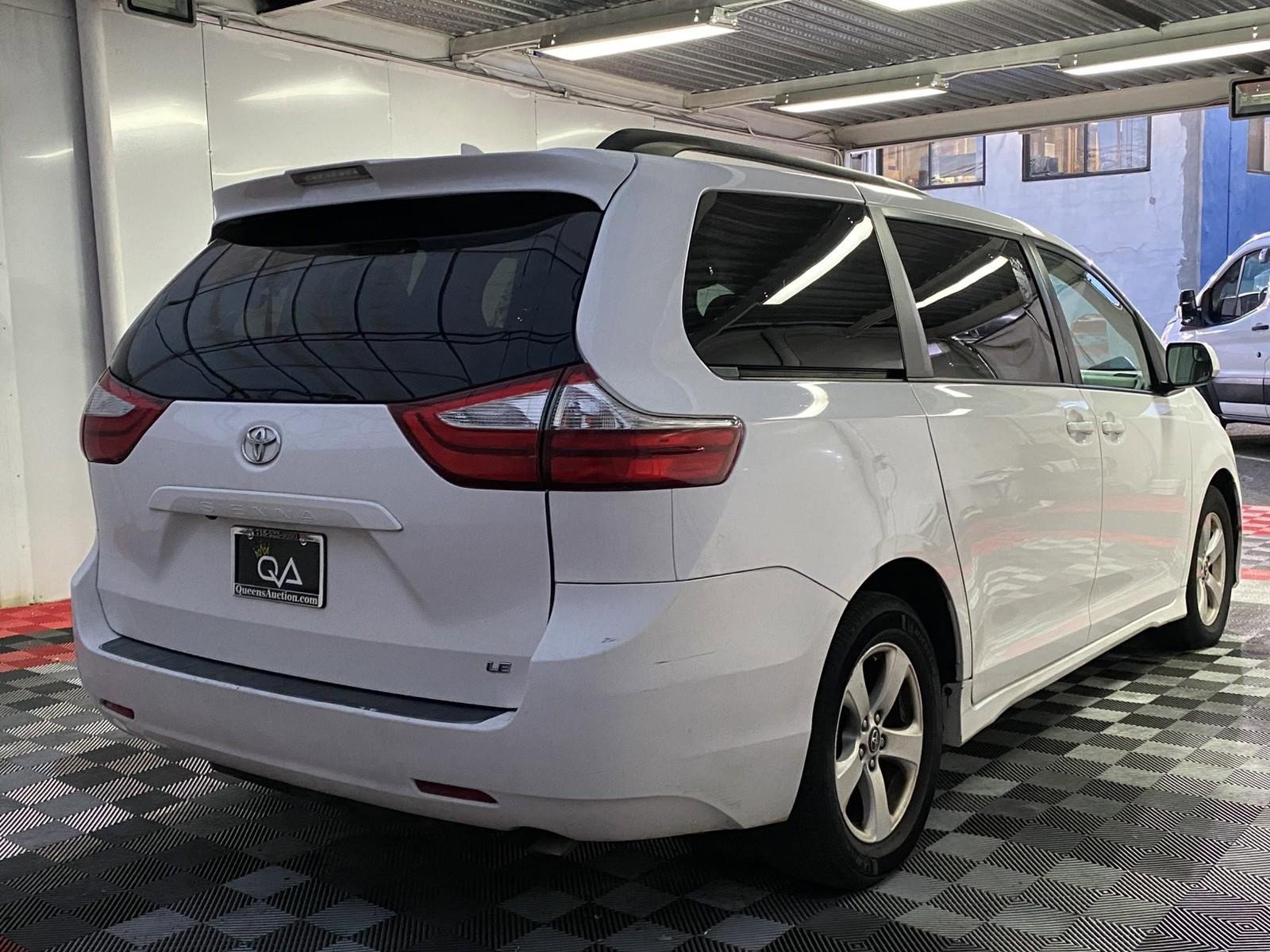 Used 2018 Toyota Sienna LE w/ Carpet Mat Package image 7