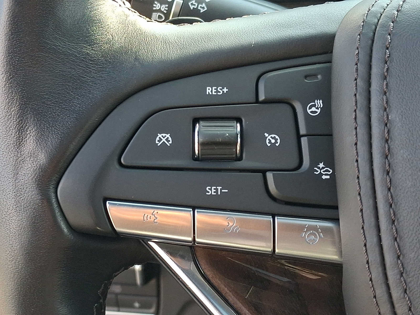 Certified 2024 Cadillac Escalade Sport Platinum w/ LPO, ONYX Package AWD/4WD image 18