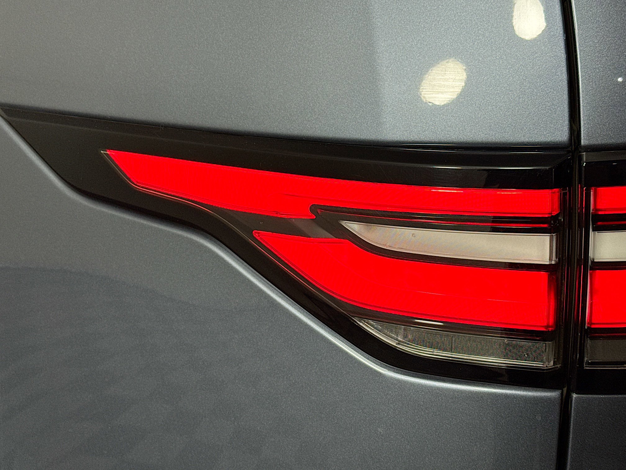 Used 2018 Land Rover Discovery HSE image 35