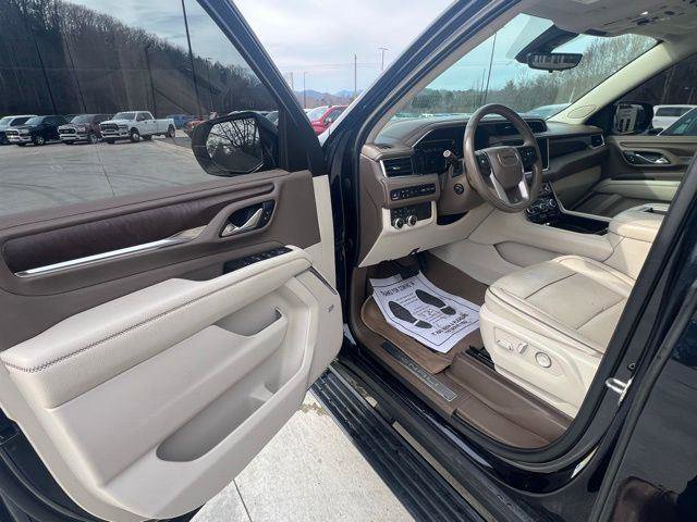 Used 2021 GMC Yukon XL Denali w/ Denali Premium Package image 9